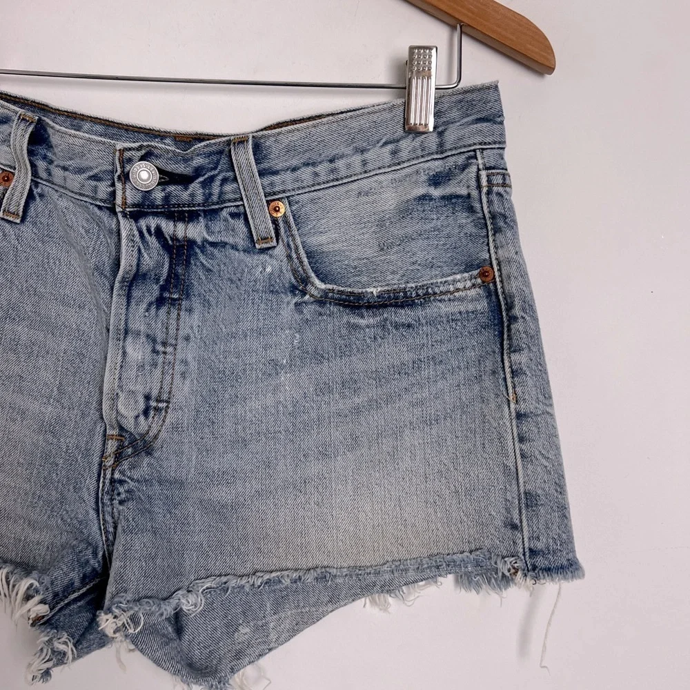 Levi's 501 Women's Size 31 Lightly Faded Whiskered Raw‎ Hem Denim Shorts
